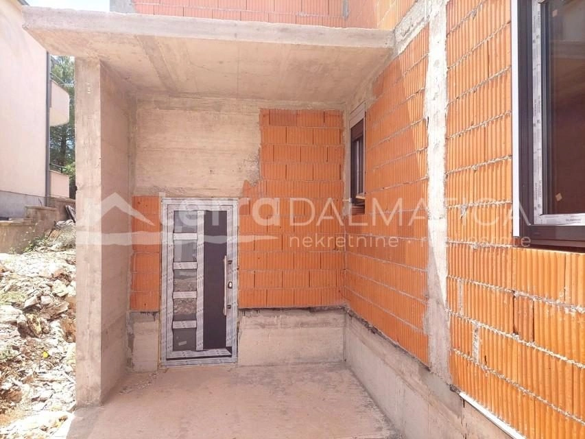 Brodarica – Erdgeschosswohnung mit privatem Garten, Aussicht und Meer zum Greifen nah