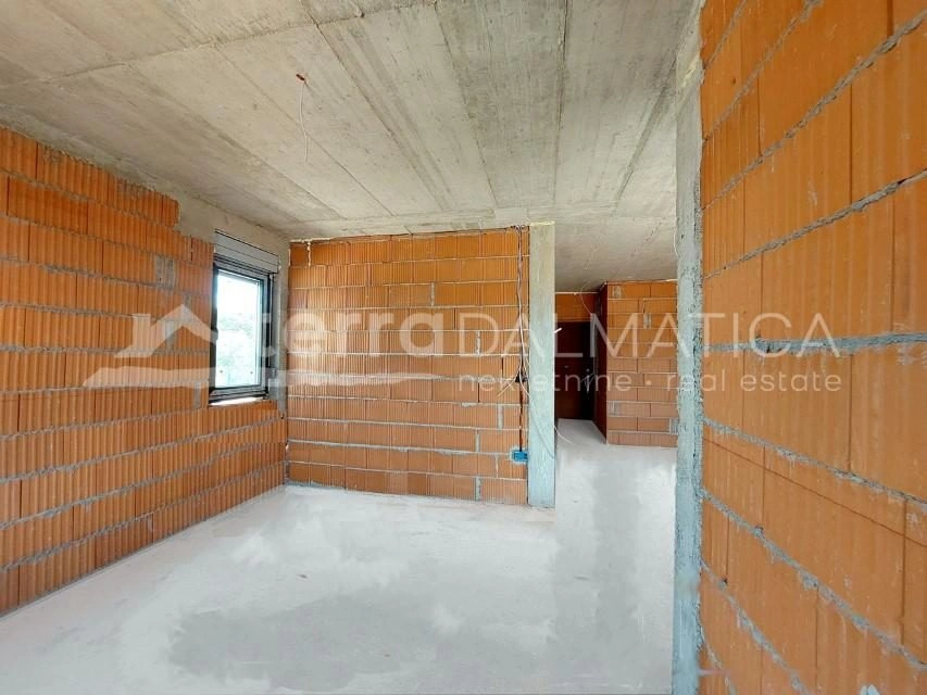 Brodarica – Erdgeschosswohnung mit privatem Garten, Aussicht und Meer zum Greifen nah