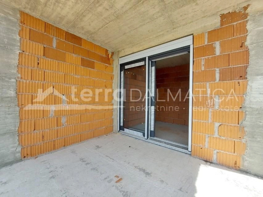 Brodarica – Erdgeschosswohnung mit privatem Garten, Aussicht und Meer zum Greifen nah