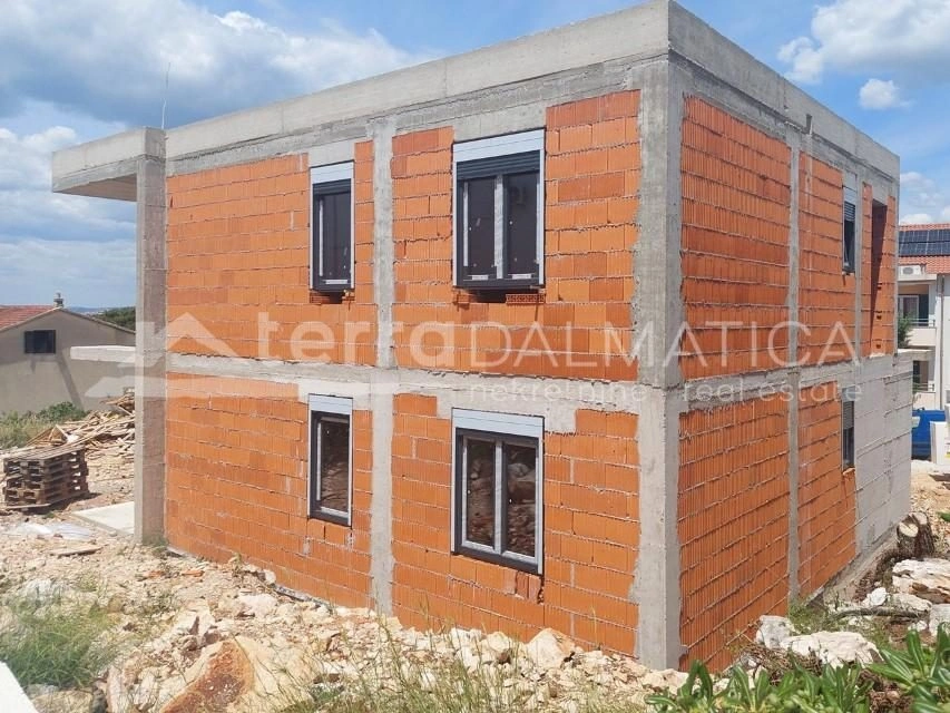 Brodarica – Erdgeschosswohnung mit privatem Garten, Aussicht und Meer zum Greifen nah