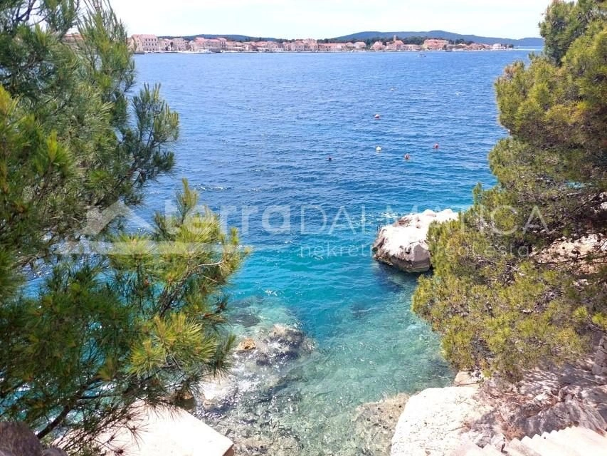 Brodarica - Erdgeschosswohnung mit großem Garten, Meerblick und Terrasse