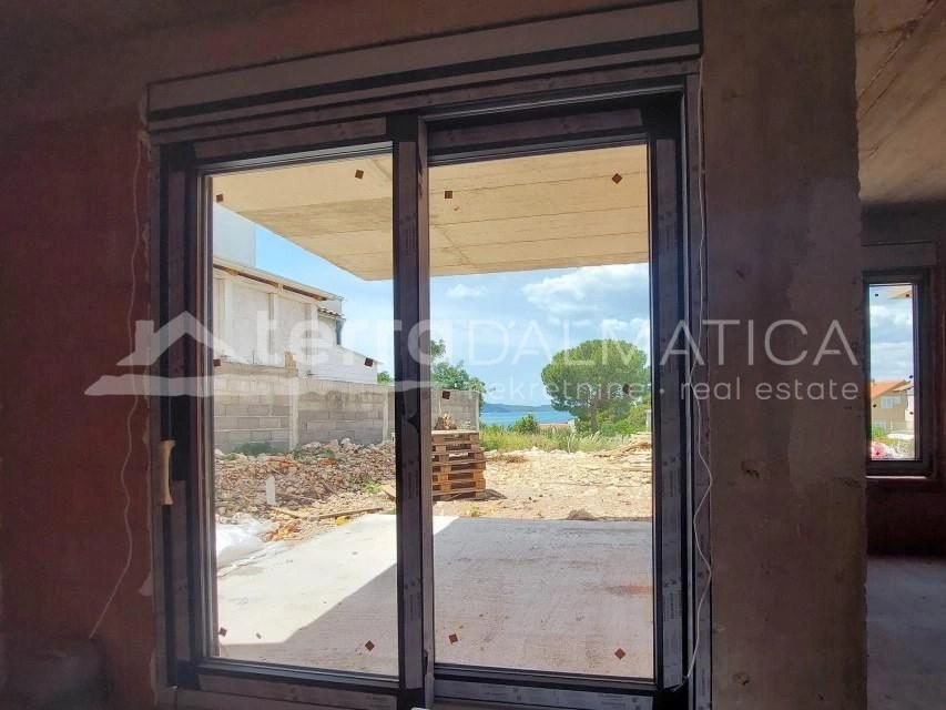 Brodarica - Erdgeschosswohnung mit großem Garten, Meerblick und Terrasse