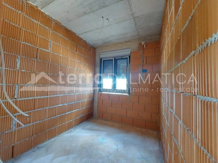 Brodarica - Erdgeschosswohnung mit großem Garten, Meerblick und Terrasse