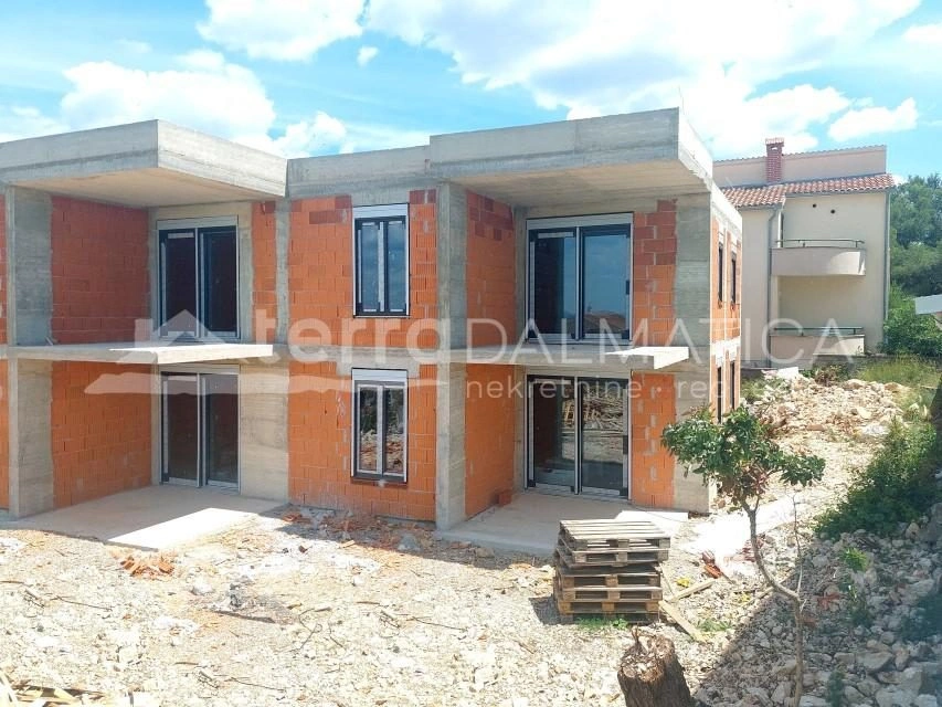 Brodarica - Erdgeschosswohnung mit großem Garten, Meerblick und Terrasse