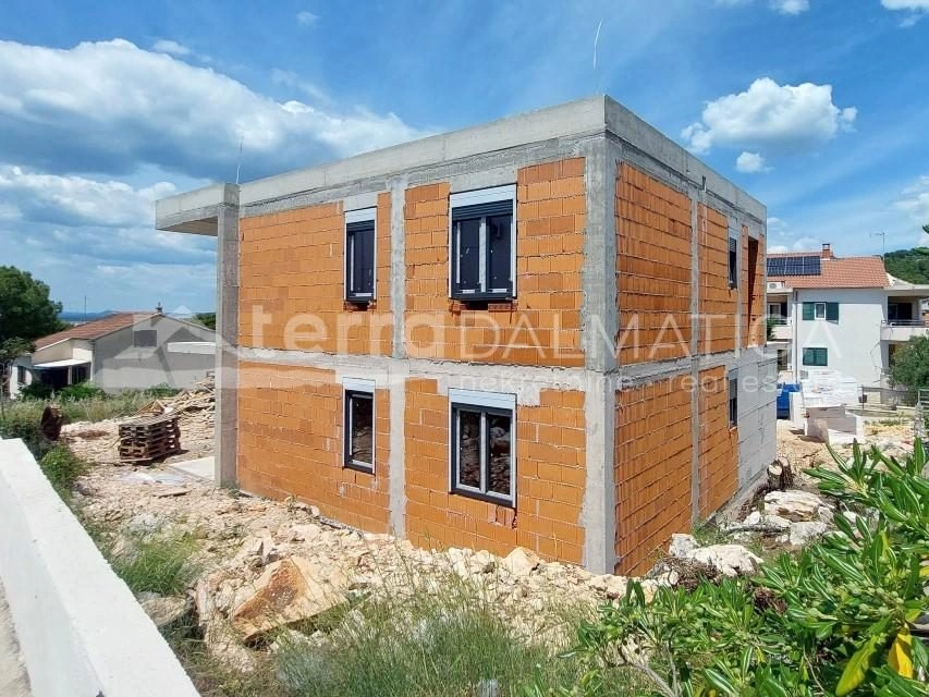 Brodarica - Erdgeschosswohnung mit großem Garten, Meerblick und Terrasse