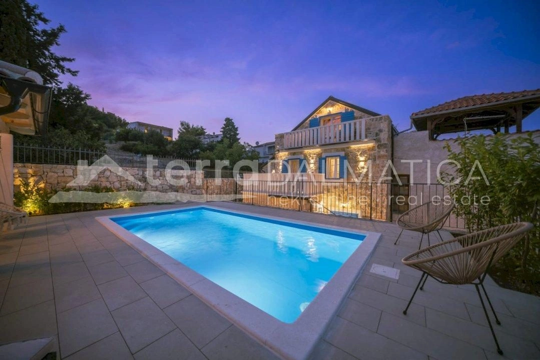 Schönes traditionelles Steinhaus in Tribunj mit Pool