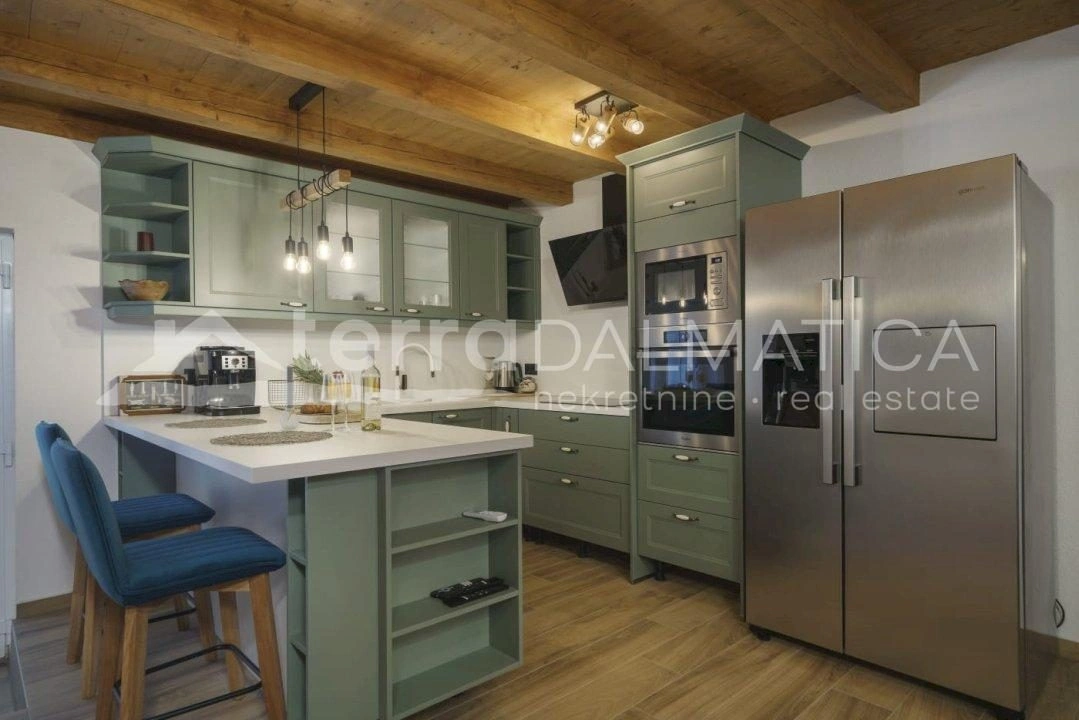 Schönes traditionelles Steinhaus in Tribunj mit Pool