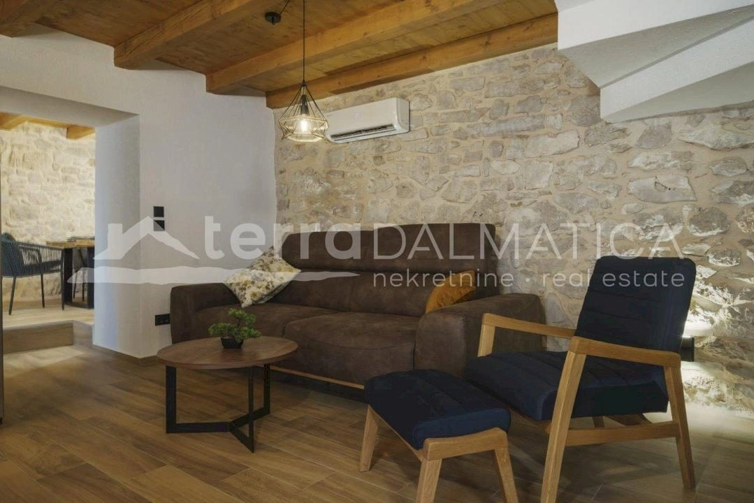 Schönes traditionelles Steinhaus in Tribunj mit Pool