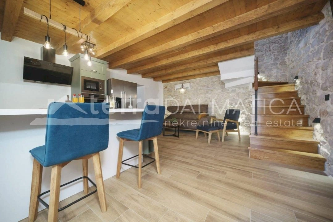 Schönes traditionelles Steinhaus in Tribunj mit Pool