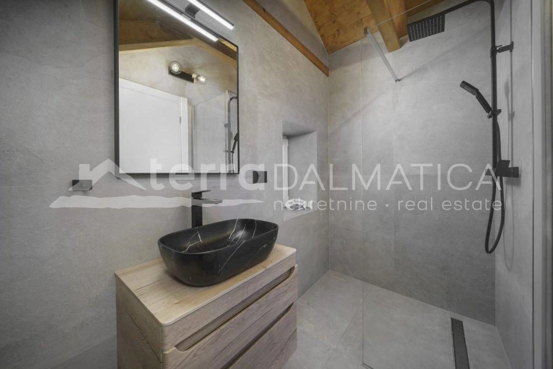 Schönes traditionelles Steinhaus in Tribunj mit Pool