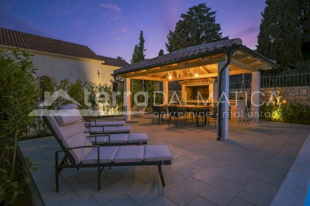 Schönes traditionelles Steinhaus in Tribunj mit Pool