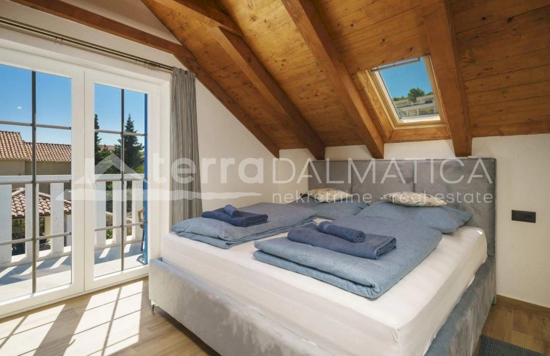 Schönes traditionelles Steinhaus in Tribunj mit Pool