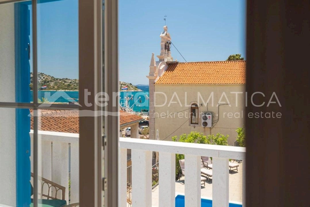 Schönes traditionelles Steinhaus in Tribunj mit Pool