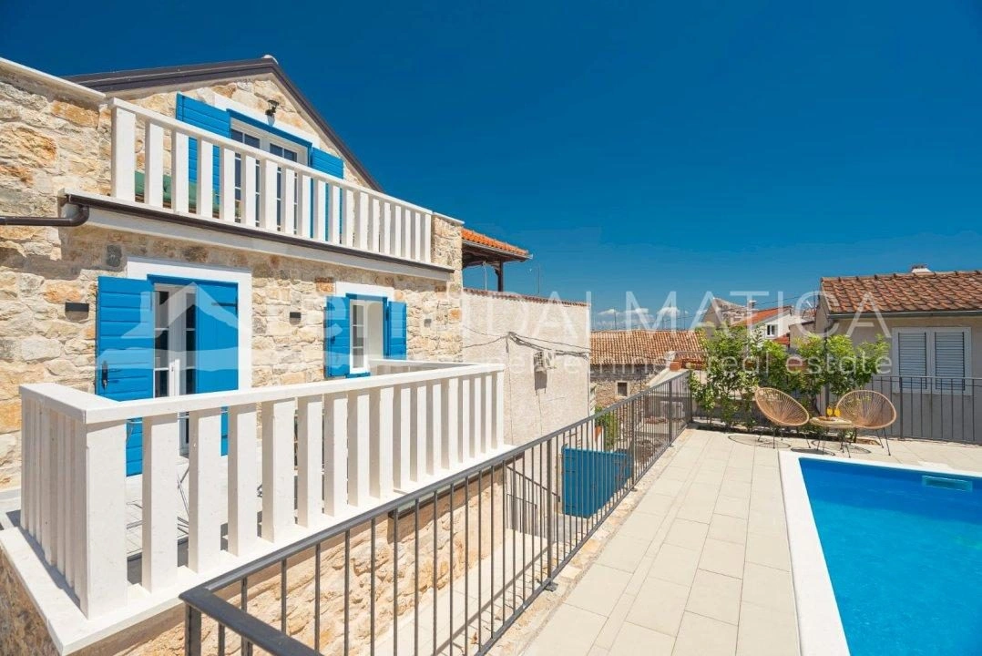 Schönes traditionelles Steinhaus in Tribunj mit Pool