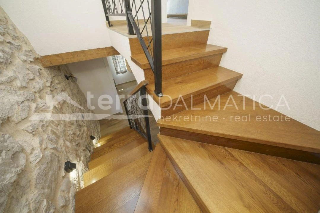 Schönes traditionelles Steinhaus in Tribunj mit Pool