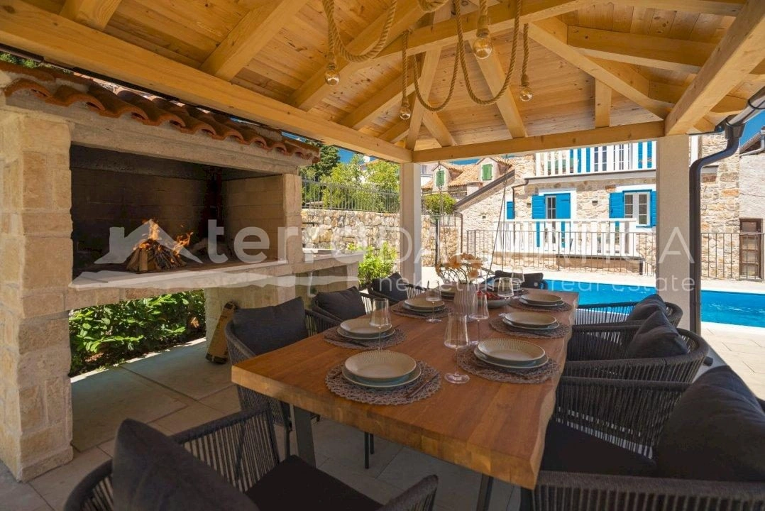 Schönes traditionelles Steinhaus in Tribunj mit Pool