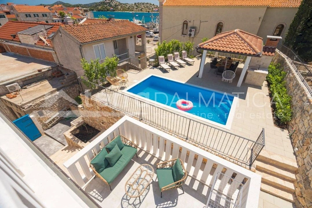 Schönes traditionelles Steinhaus in Tribunj mit Pool