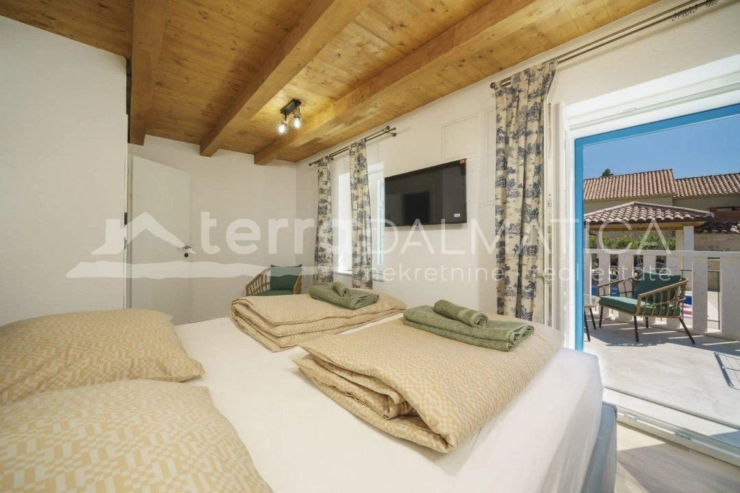 Schönes traditionelles Steinhaus in Tribunj mit Pool