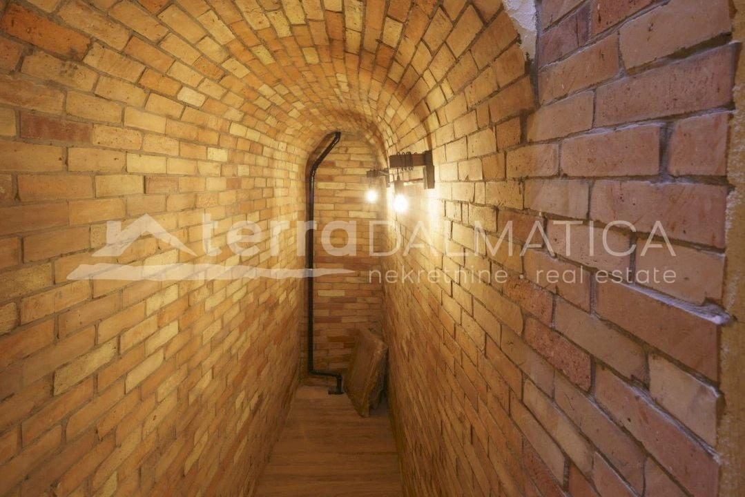 Schönes traditionelles Steinhaus in Tribunj mit Pool