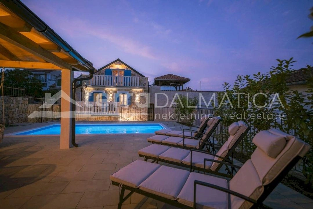 Schönes traditionelles Steinhaus in Tribunj mit Pool