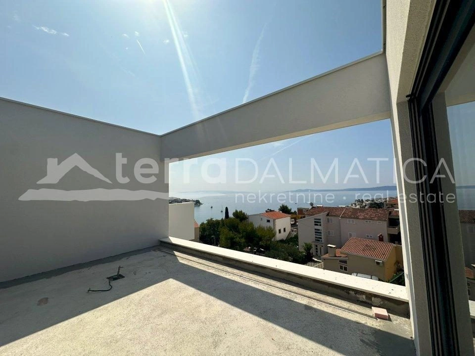 Exklusive Immobilie bei Trogir – Modernes Penthouse mit Terrassen, Ausblick und privatem Lift nur für Sie