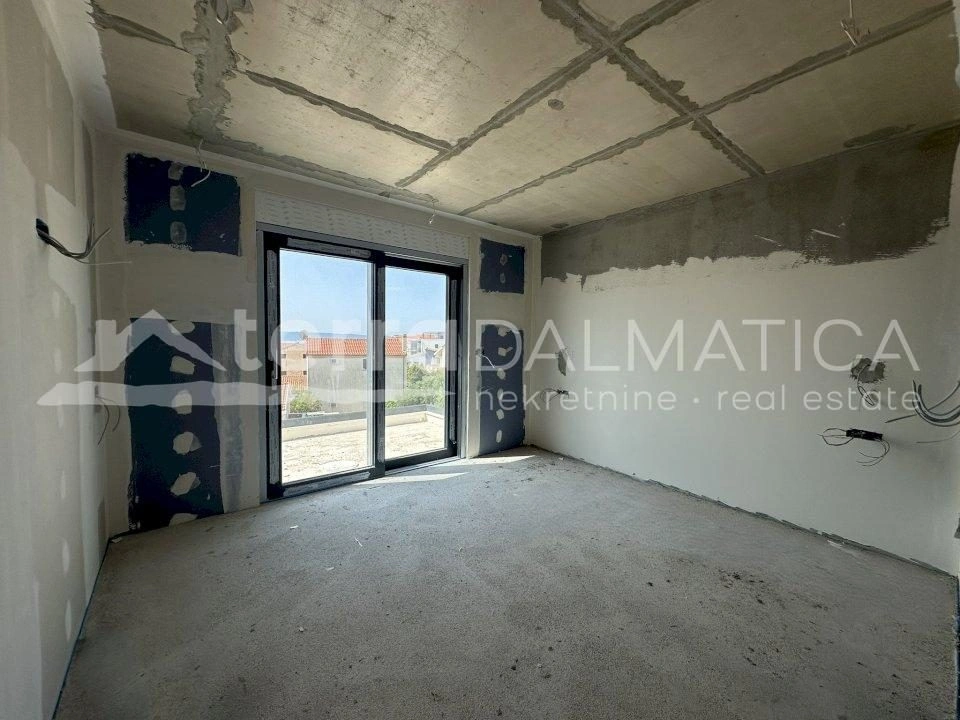 Exklusive Immobilie bei Trogir – Modernes Penthouse mit Terrassen, Ausblick und privatem Lift nur für Sie