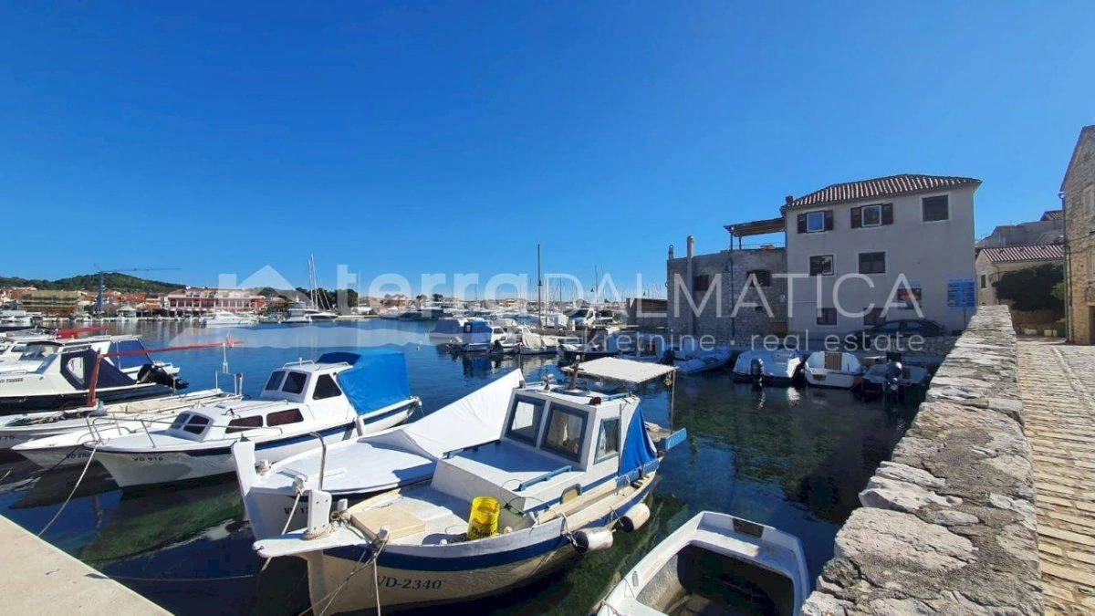 Haus mit Potenzial in guter Lage in Tribunj