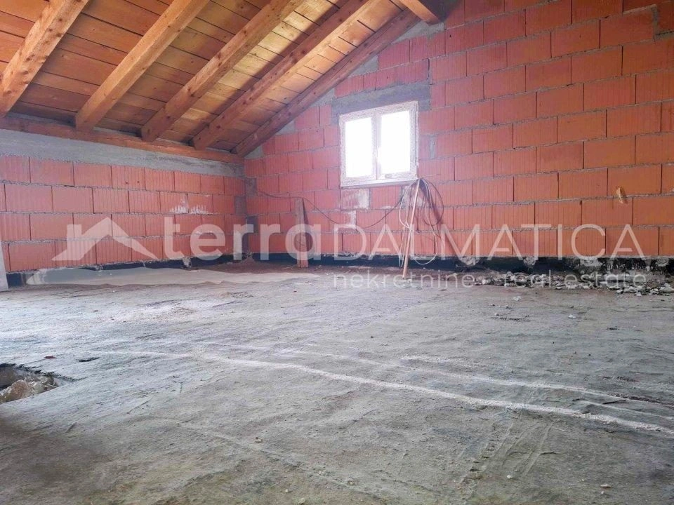 Haus mit Potenzial in guter Lage in Tribunj