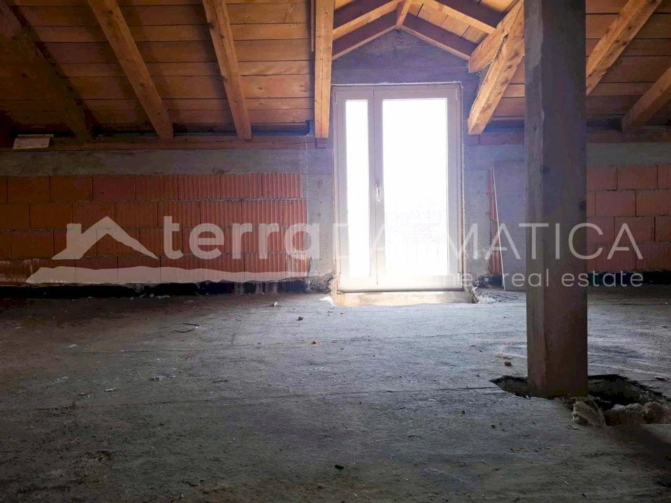 Haus mit Potenzial in guter Lage in Tribunj