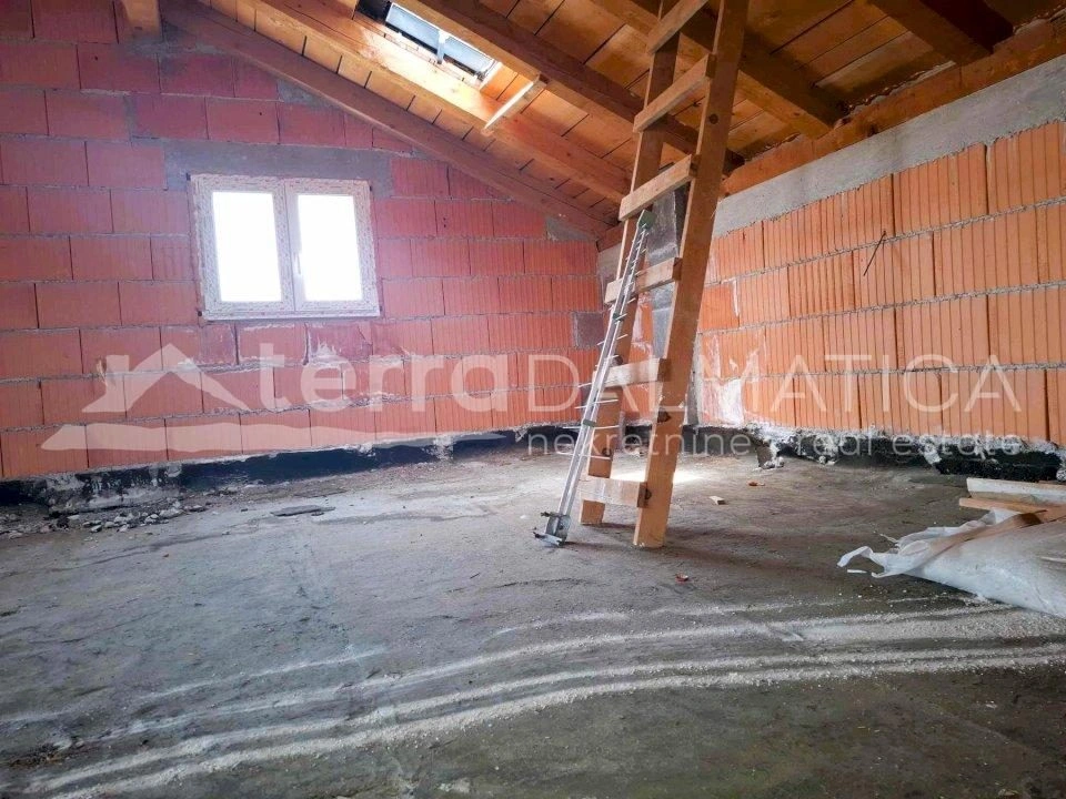 Haus mit Potenzial in guter Lage in Tribunj