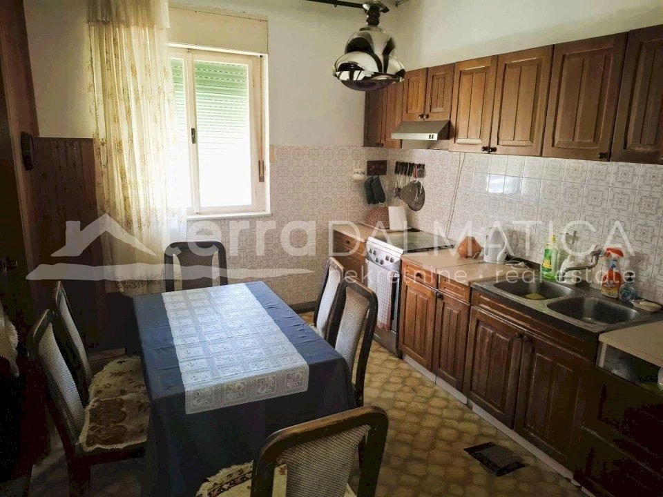 Haus mit Potenzial in guter Lage in Tribunj