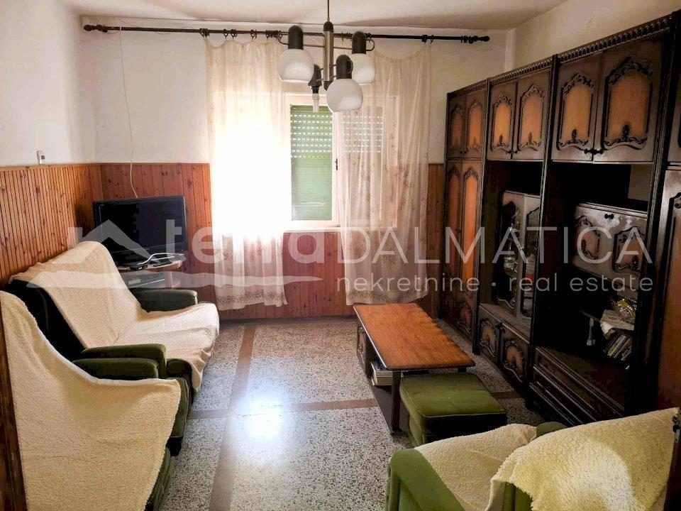 Haus mit Potenzial in guter Lage in Tribunj