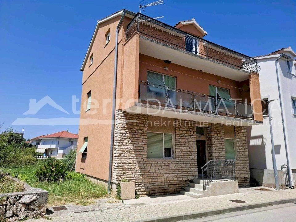 Haus mit Potenzial in guter Lage in Tribunj