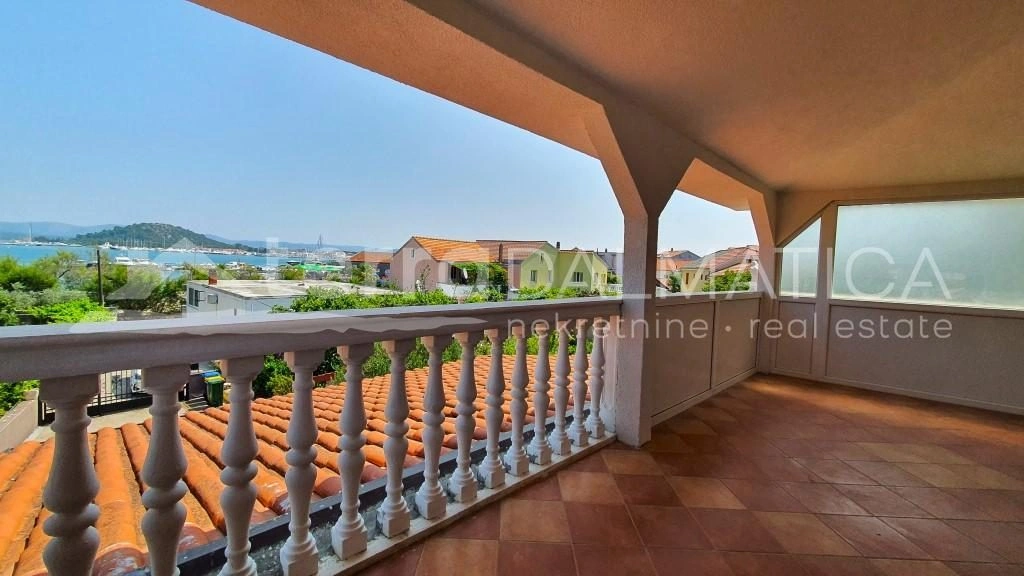 Haus in Toplage auf Murter – Ruhe, Ausblick und Garten, nur 50 Meter vom Meer entfernt