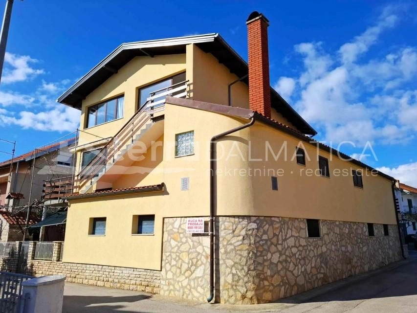 Wohnen und Einkommen in einem – Geräumiges Familienhaus in Vodice mit zwei Apartments