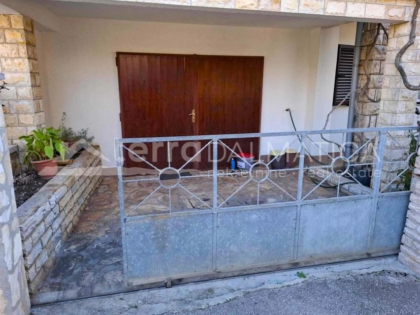 Wohnen und Einkommen in einem – Geräumiges Familienhaus in Vodice mit zwei Apartments