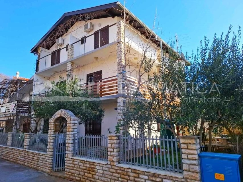 Wohnen und Einkommen in einem – Geräumiges Familienhaus in Vodice mit zwei Apartments