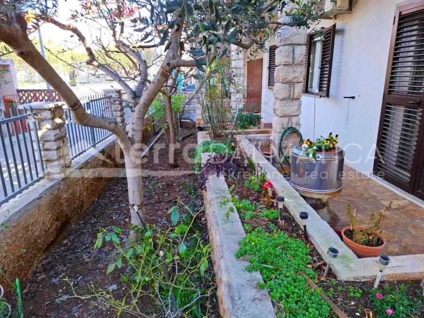 Wohnen und Einkommen in einem – Geräumiges Familienhaus in Vodice mit zwei Apartments