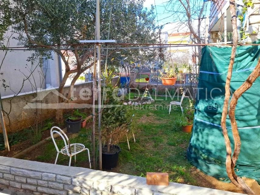 Wohnen und Einkommen in einem – Geräumiges Familienhaus in Vodice mit zwei Apartments
