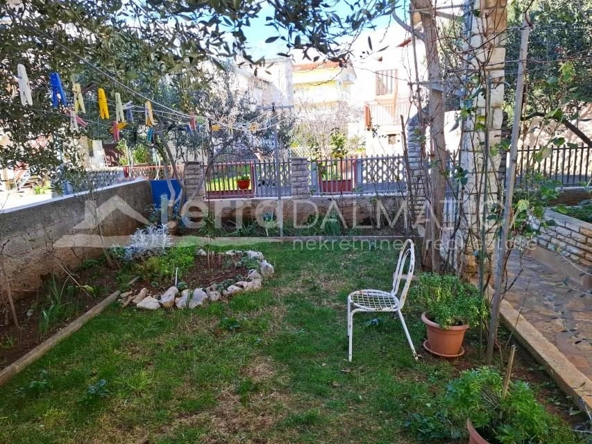 Wohnen und Einkommen in einem – Geräumiges Familienhaus in Vodice mit zwei Apartments