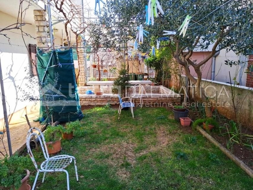 Wohnen und Einkommen in einem – Geräumiges Familienhaus in Vodice mit zwei Apartments