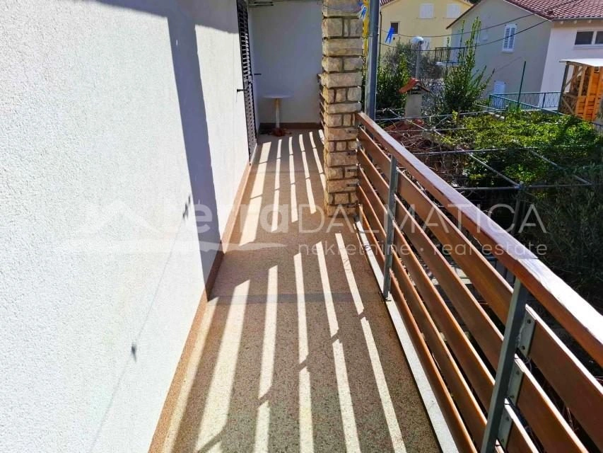 Wohnen und Einkommen in einem – Geräumiges Familienhaus in Vodice mit zwei Apartments