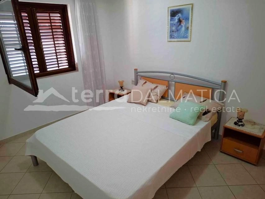 Wohnen und Einkommen in einem – Geräumiges Familienhaus in Vodice mit zwei Apartments