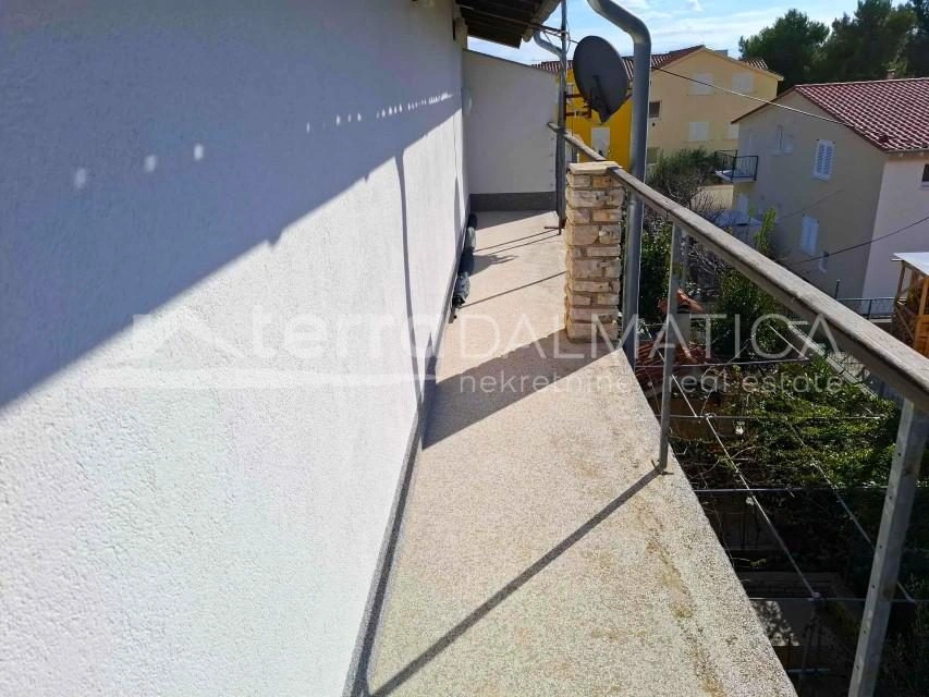 Wohnen und Einkommen in einem – Geräumiges Familienhaus in Vodice mit zwei Apartments