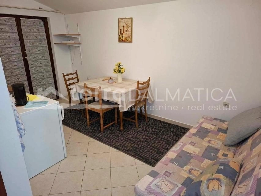 Wohnen und Einkommen in einem – Geräumiges Familienhaus in Vodice mit zwei Apartments