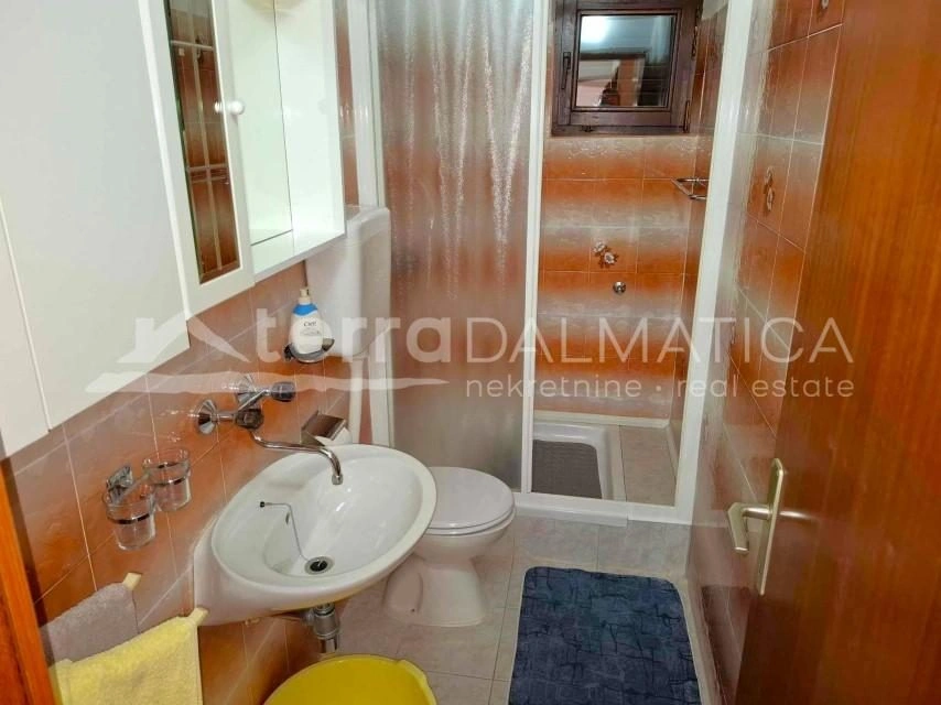 Wohnen und Einkommen in einem – Geräumiges Familienhaus in Vodice mit zwei Apartments