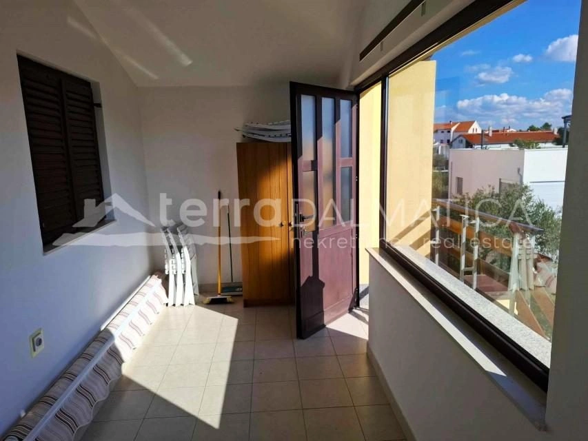 Wohnen und Einkommen in einem – Geräumiges Familienhaus in Vodice mit zwei Apartments