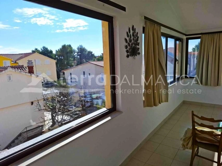 Wohnen und Einkommen in einem – Geräumiges Familienhaus in Vodice mit zwei Apartments