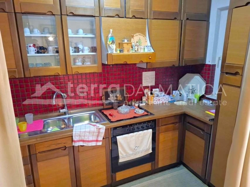 Wohnen und Einkommen in einem – Geräumiges Familienhaus in Vodice mit zwei Apartments