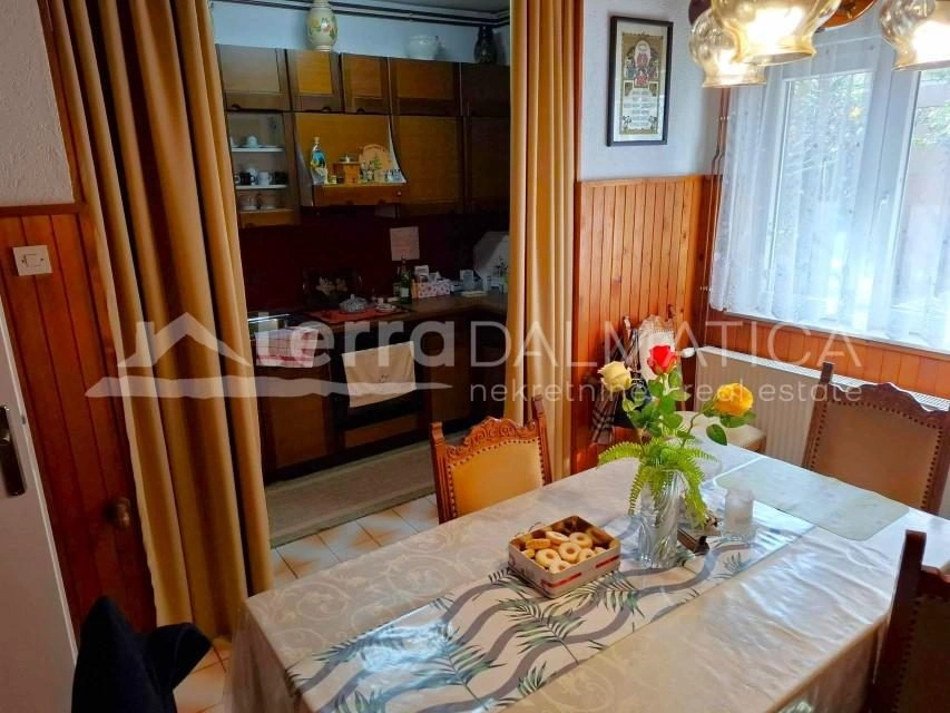 Wohnen und Einkommen in einem – Geräumiges Familienhaus in Vodice mit zwei Apartments